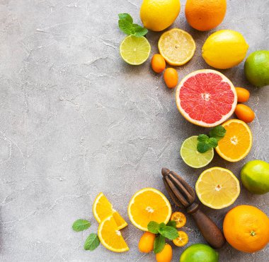 bir beton zemin üzerine taze narenciye