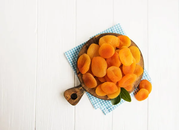 Eski ahşap bir masa üzerinde Kuru Kayısı