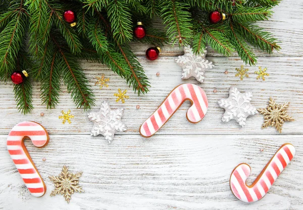 Weihnachtsdekoration Mit Plätzchen Auf Altem Holzgrund — Stockfoto