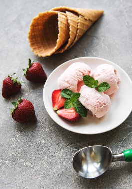 Çilekli dondurma ve waffle koni taş zemin üzerine