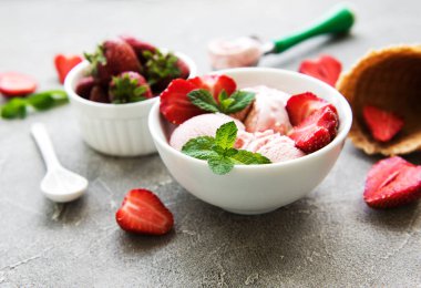 Çilekli dondurma ve waffle koni taş zemin üzerine