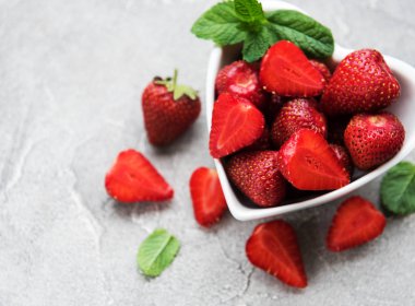 Bir taş zemin üzerine taze çilek ile kase