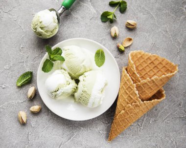 Fıstıklı dondurma ve nane ile taş zemin üzerine Antep fıstığı