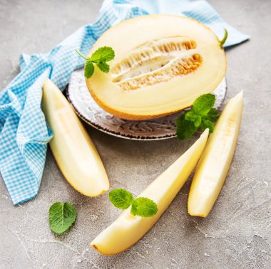 Kavun bir beton zemin üzerine plaka