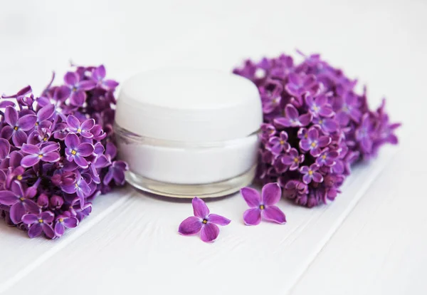 Bunga Lilac Dan Krim Kosmetik Pada Latar Belakang Kayu Putih — Stok Foto