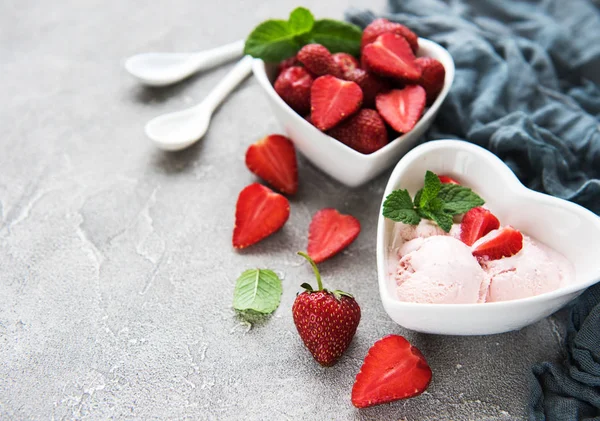 Glace Aux Fraises Sur Fond Pierre — Photo