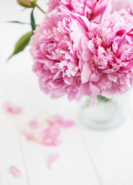 Vaso Com Flores Peônia Rosa Uma Mesa Madeira Branca — Fotografia de Stock