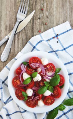 Kiraz domates ve mozzarella ile İtalyan caprese salatası