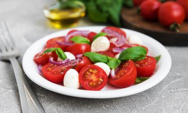 Kiraz domates ve mozzarella ile İtalyan caprese salatası
