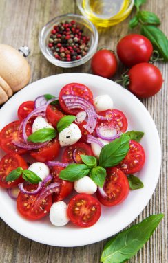Kiraz domates ve mozzarella ile İtalyan caprese salatası