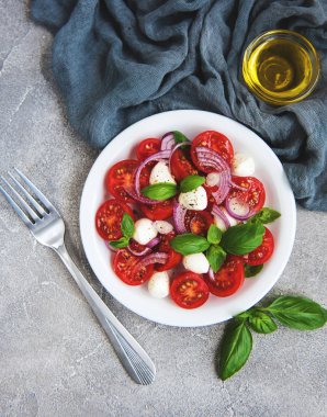 Kiraz domates ve mozzarella ile İtalyan caprese salatası