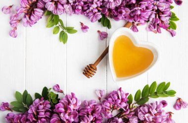 ile akasya çiçekleri ahşap arka plan üzerinde tatlım