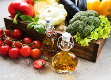 Farklı çiğ sebze ve beton zemin üzerine zeytin yağı ile kutu