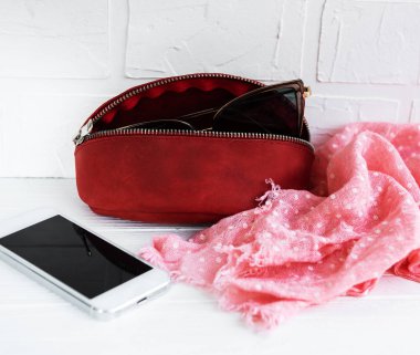 Eşarp beyaz bir tablo ile deri güneş gözlüğü kapak