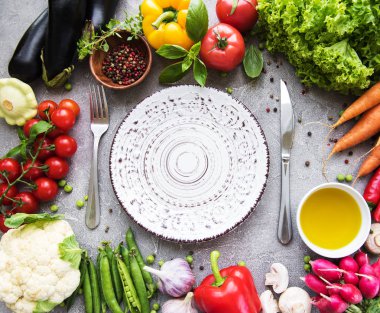 Boş levha ve beton zemin üzerine taze sebze