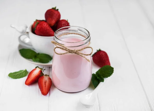 Vaso Con Yogurt Alla Fragola Tavolo Legno Bianco — Foto Stock