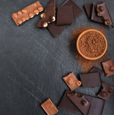 Siyah bir taş zemin üzerine fındıklı çikolata