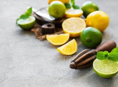 Limon ve limes bir beton zemin üzerine