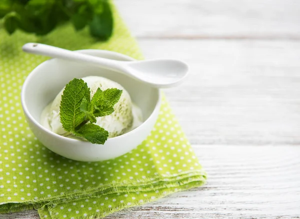 Fıstıklı dondurma ve nane ile ahşap bir zemin üzerine fıstık fındık