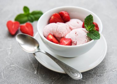 Çilekli dondurma taş zemin üzerine