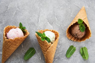 farklı renk ve lezzetleri kiraz, çikolata ve fıstık ile dondurma kepçe kümesi