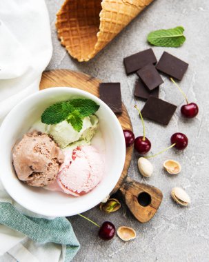 farklı renk ve lezzetleri kiraz, çikolata ve fıstık ile dondurma kepçe kümesi
