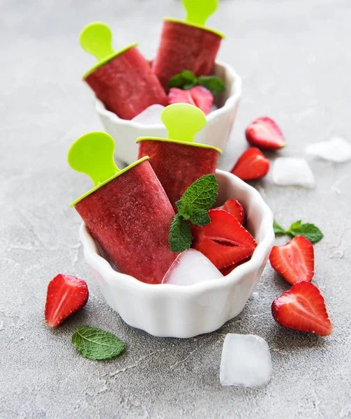 Hausgemachtes Erdbeereis Und Frische Erdbeeren Auf Dem Tisch — Stockfoto