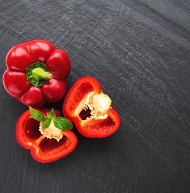 Siyah bir zemin üzerine kırmızı biber