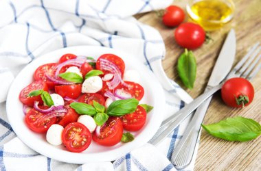 Kiraz domates ve mozzarella ile İtalyan caprese salatası