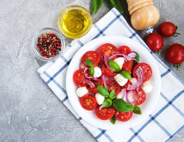 Kiraz domates ve mozzarella ile İtalyan caprese salatası