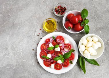 Kiraz domates ve mozzarella ile İtalyan caprese salatası