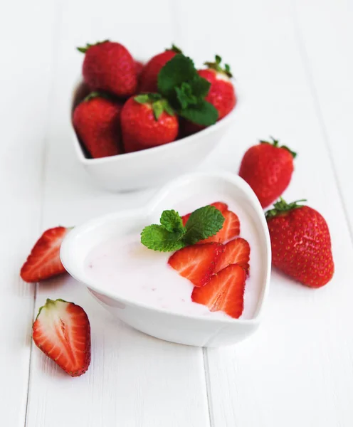 Ciotola Con Yogurt Alla Fragola Tavolo Legno Bianco — Foto Stock