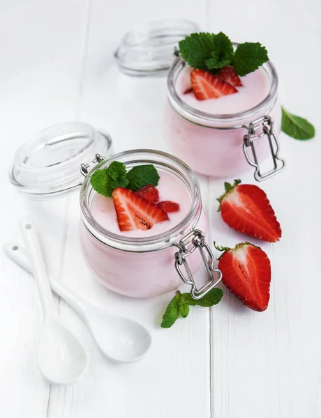 Vasi Con Yogurt Alla Fragola Tavolo Legno Bianco — Foto Stock