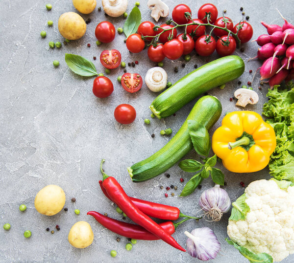 Набор овощей на бетонном фоне
