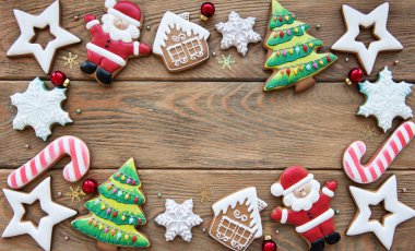 Noel ev yapımı gingerbread çerezleri eski ahşap arka plan üzerinde