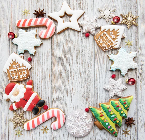 圣诞节自制姜饼饼干在木背景 — 图库照片