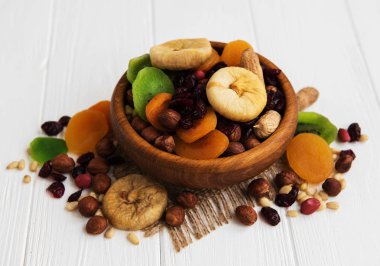 Karışık Kuruyemiş eski bir beyaz ahşap tablo