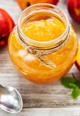 Kuru soğan reçeli Beyaz ahşap bir masa üzerinde taze nektarin ile