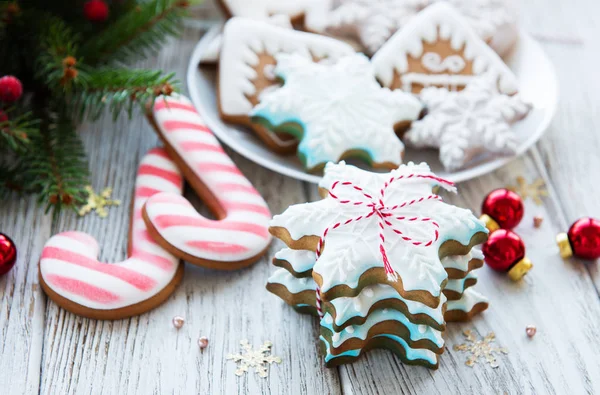 Julkakor Och Julgran Ett Gammalt Träbord — Stockfoto