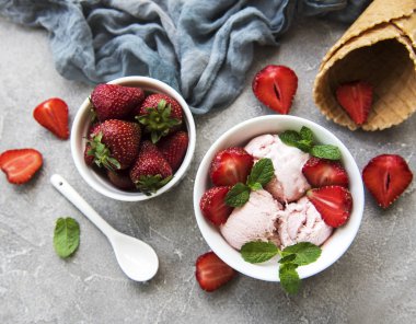 Çilekli dondurma ve waffle koni taş zemin üzerine