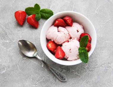 Çilekli dondurma taş zemin üzerine