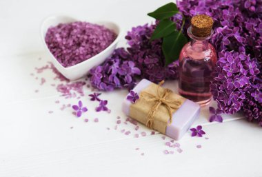 Esans eski bir ahşap zemin üzerine eflatun çiçekli