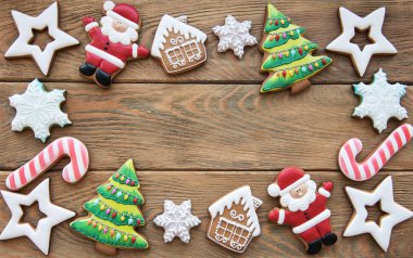 Noel ev yapımı gingerbread çerezleri eski ahşap arka plan üzerinde