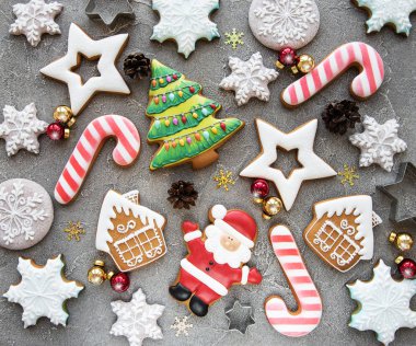 Noel ev yapımı gingerbread çerezleri bir beton zemin üzerine