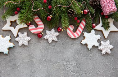 Bir beton zemin üzerine kurabiyeyle Noel dekorasyon