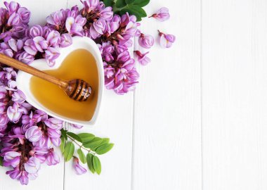 ile akasya çiçekleri ahşap arka plan üzerinde tatlım