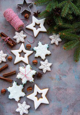 Noel ev yapımı gingerbread çerezleri bir beton zemin üzerine
