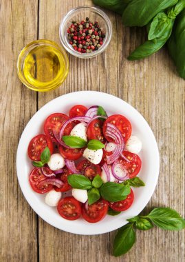 Kiraz domates ve mozzarella ile İtalyan caprese salatası