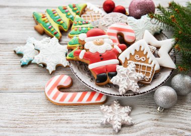 Noel kurabiyeleri ve eski ahşap arka plan üzerinde Noel ağacı