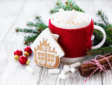 sıcak çikolata şekerleme ve zencefilli kurabiye eski bir ahşap tablo